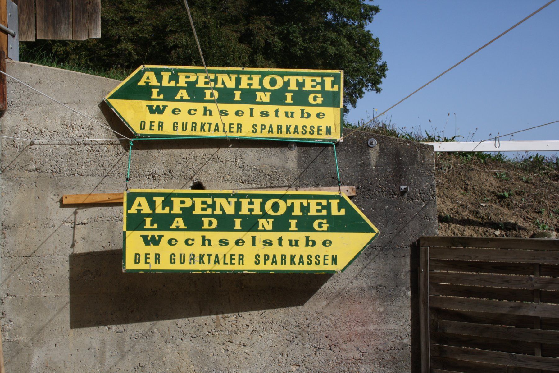 Insegne: SCHILD PFEIL VINTAGE ALU TAFEL – Usato da Wauwil venduto da Pneuedy 3