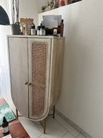 Skandinavischer Mangoholz Schrank mit Rattan, neuwertig