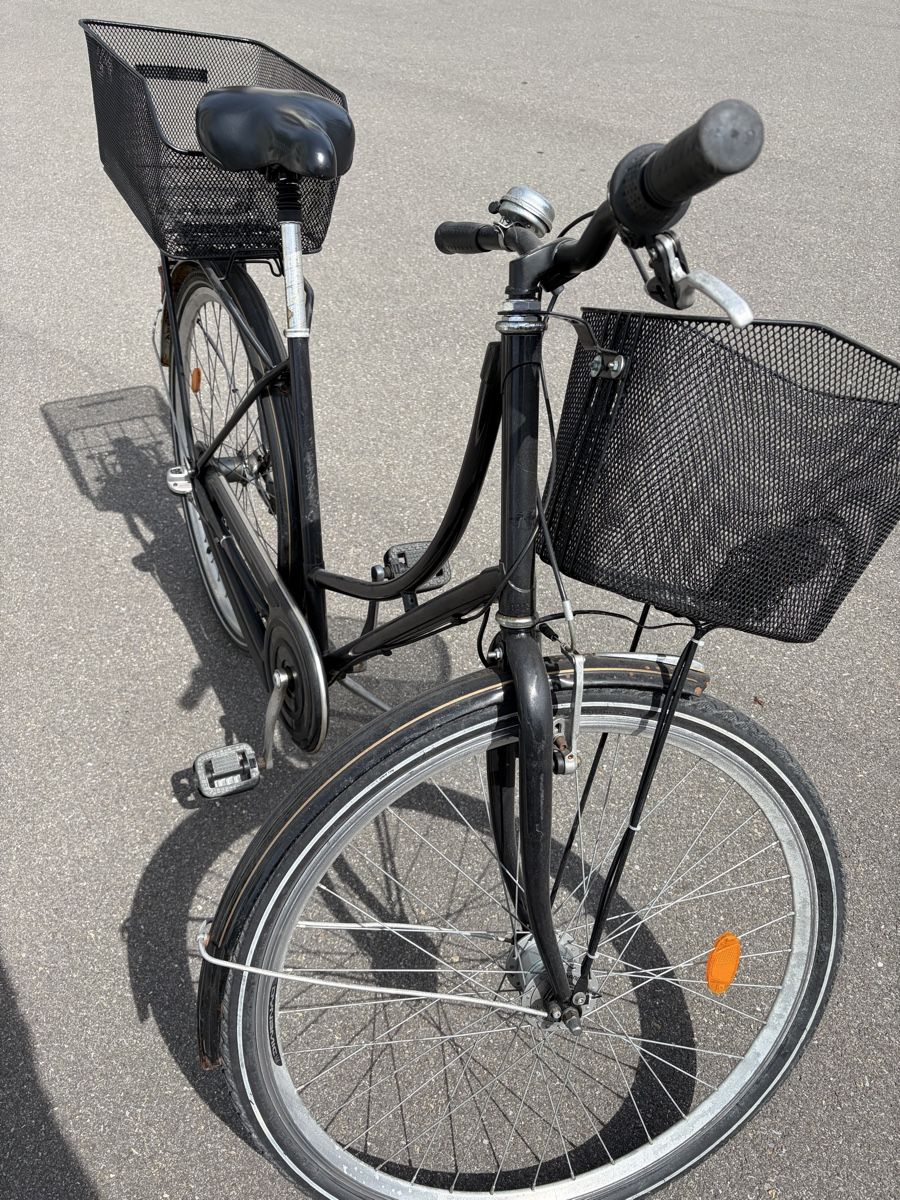 Velos: Damenvelo Schwarz mit Korb – Gebraucht aus Oberägeri von Pippi-Langstrumpf 4