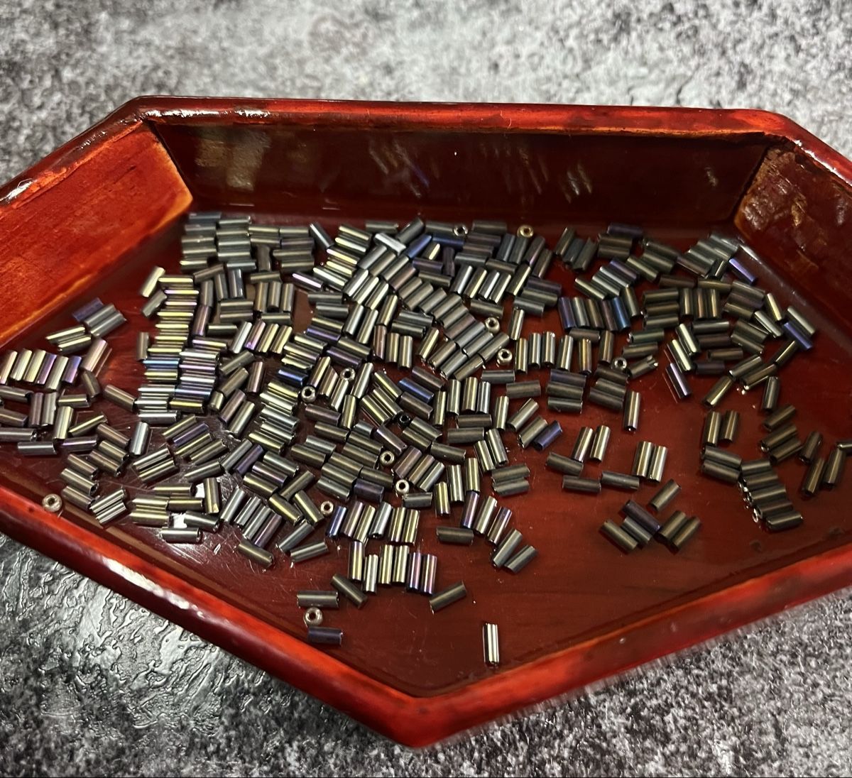 Perlen (unechte): Glasperlen Bugle kurz violett irisierend ~10g – Neu (gemäss Beschreibung) aus Zuchwil von MLV92