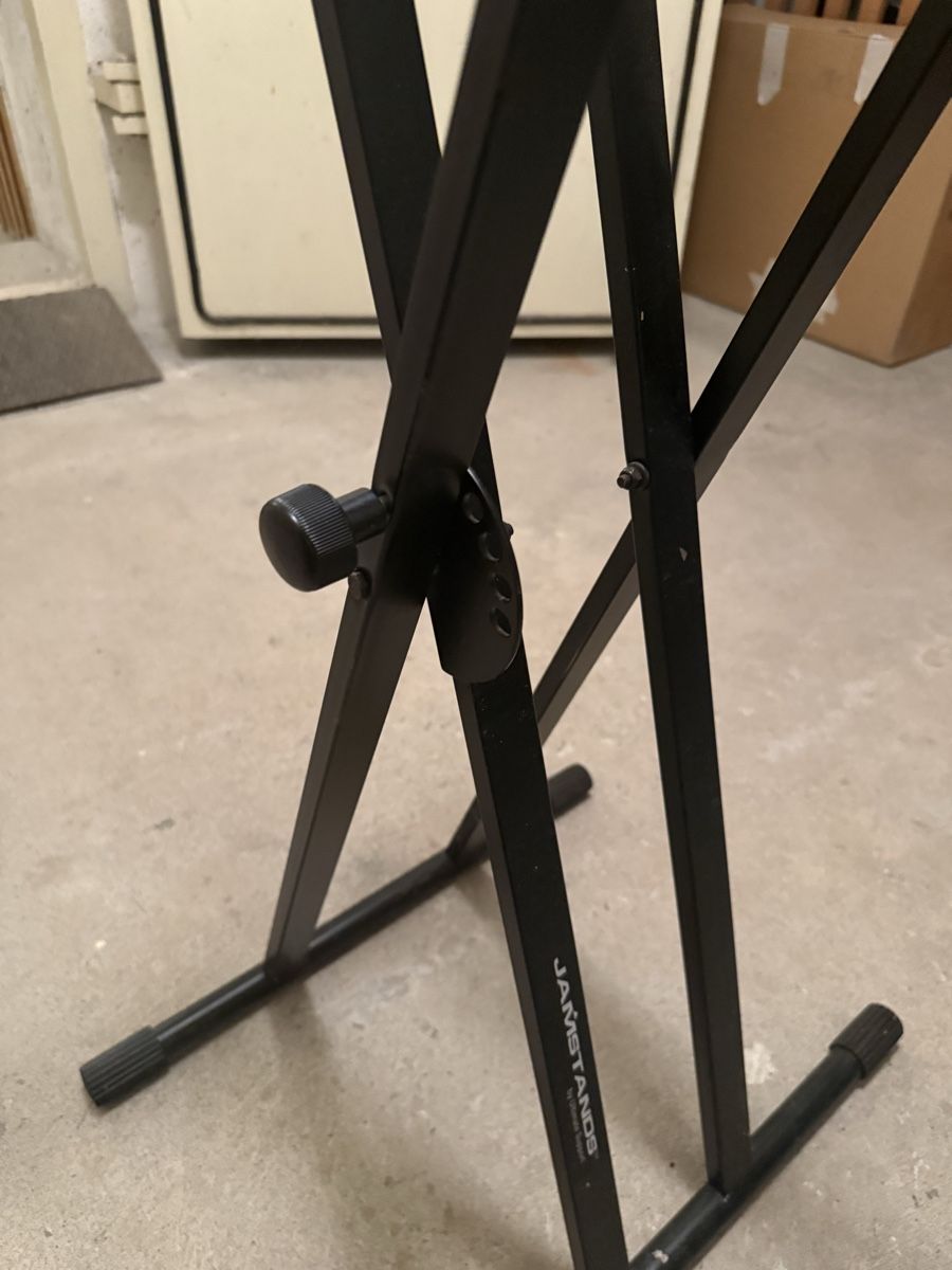 Instrumenten-& Notenständer: JamStands by Ultimate Support – Keyboardständer  – Gebraucht aus Basel von Beat-Schneider 1