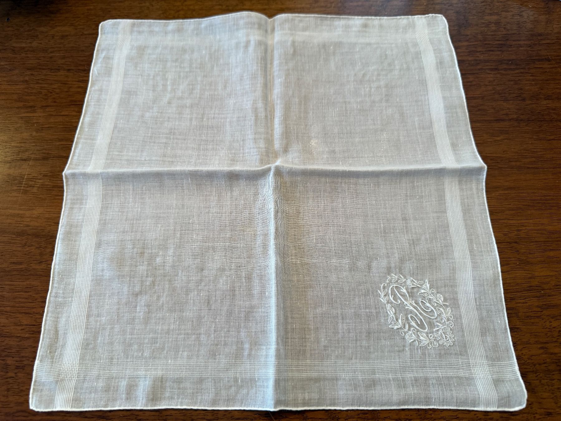Altro in  Abbigliamento & Accessori: Stofftaschentuch weiss mit Blumenmuster gebraucht – Usato da Erstfeld venduto da Mario_boe0