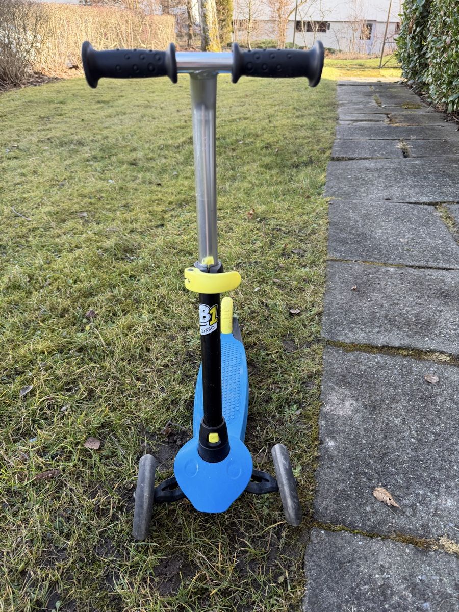 Decathlon Veicoli per bambini: Blauer Kinder-Tretroller 3 Räder von Decathlon – Usato da Oberwangen b. Bern venduto da Ssimon2 2