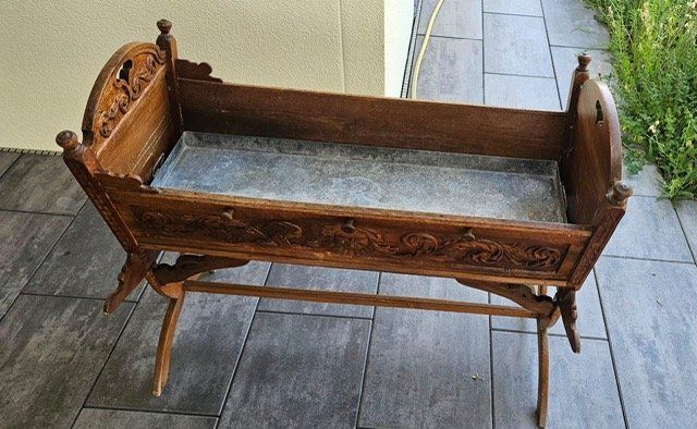 Xilografie: Antike Kinderwiege mit Holz Schnitzereien – Usato da Waltenschwil venduto da gaby70 4