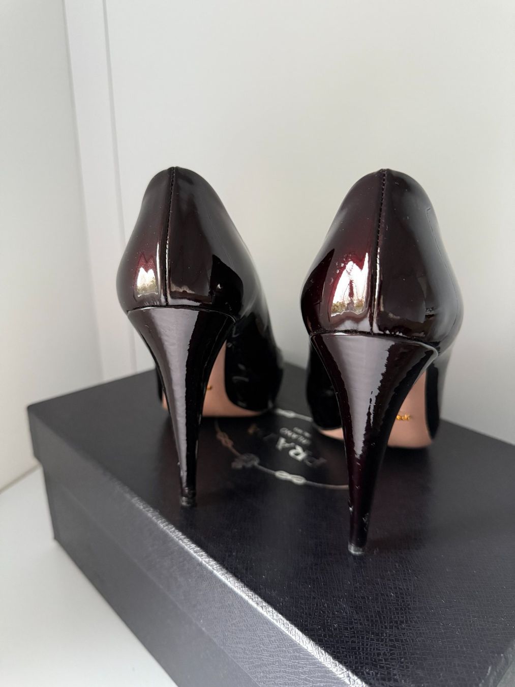 Prada Scarpe da donna: Elegante Prada Pumps Gr. 38 Lackleder, dunkelrot – Usato da Horgen venduto da tsp_qr5b 2