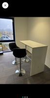 Bartisch weiss mit zwei Barhockern schwarz gebraucht