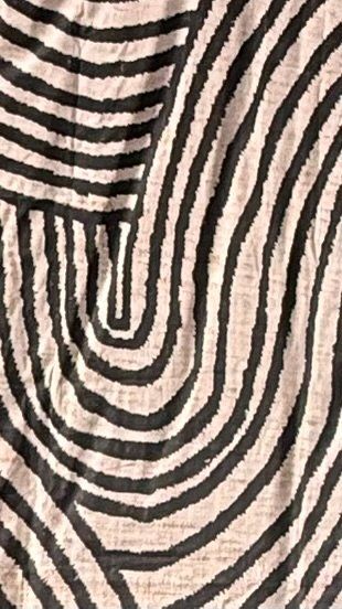 Robes: Kleid mit Muster und V-Ausschnitt Grösse L – D'occasion à Lommis par manmarmi 4