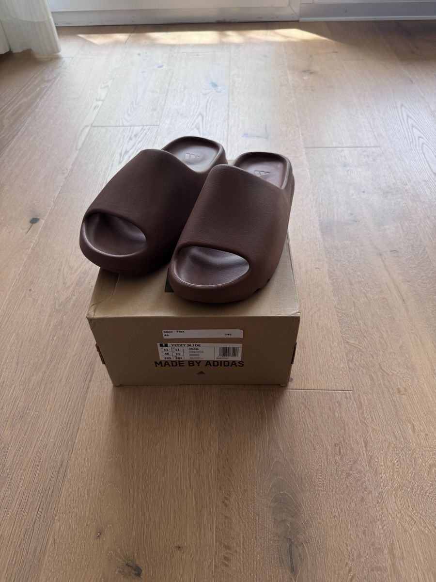 Adidas Chaussures hommes: Yeezy slide flax 46 – Neuf avec emballage d'origine à Münchenbuchsee par Leda53