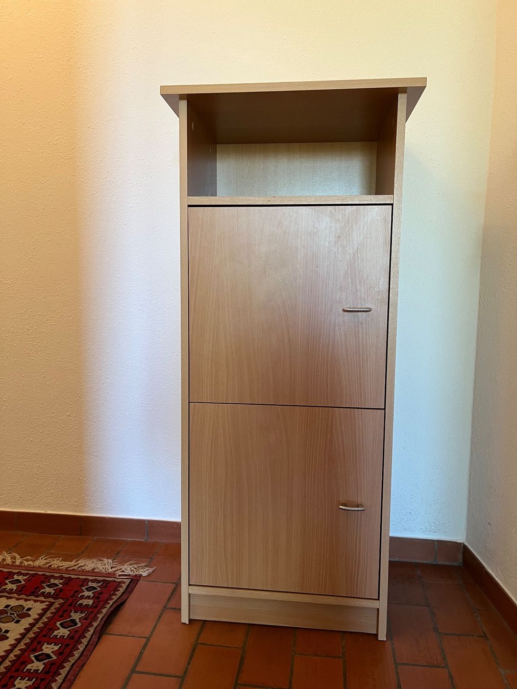 Armadi: Heller Holzschrank mit Türen – Usato da Meilen venduto da Mofline