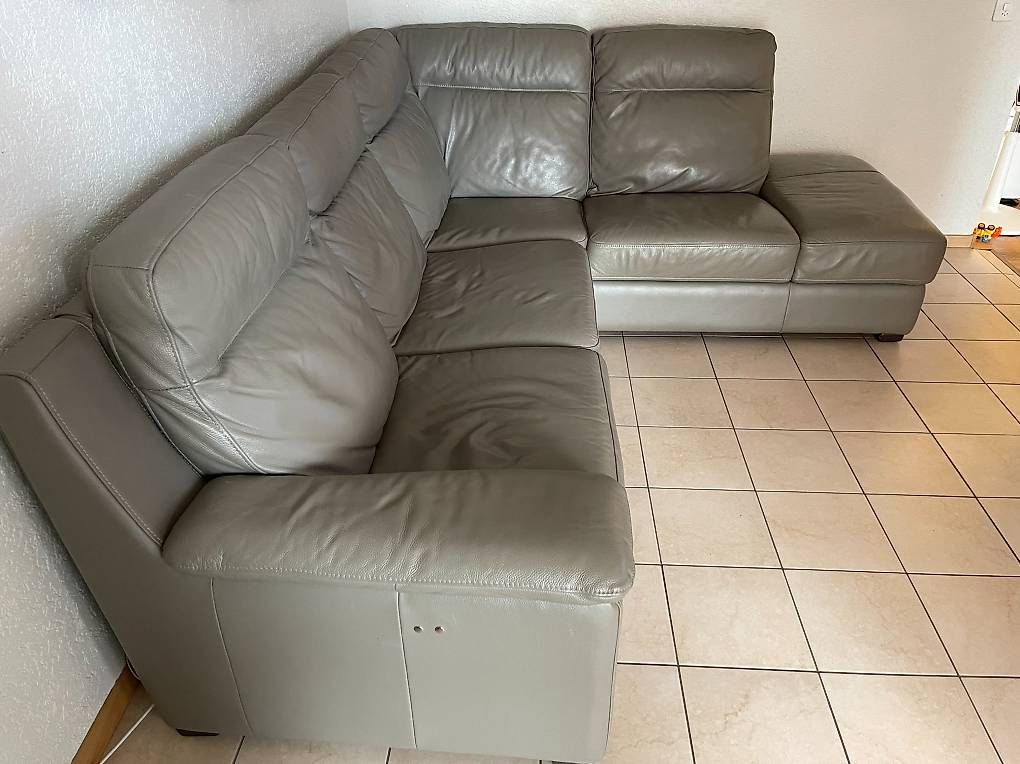 Conforama Divani: Canapé d'angle gris avec relax électrique  Bon état – Usato da Avenches venduto da Bozena6620 4