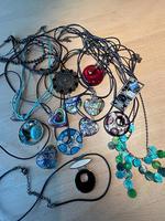 Modeschmuck gebraucht - Anhänger mit Ketten aus Schnur