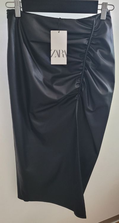 Jupe courte en simili cuir noir Marque Bershka Neuve Avec Etiquette