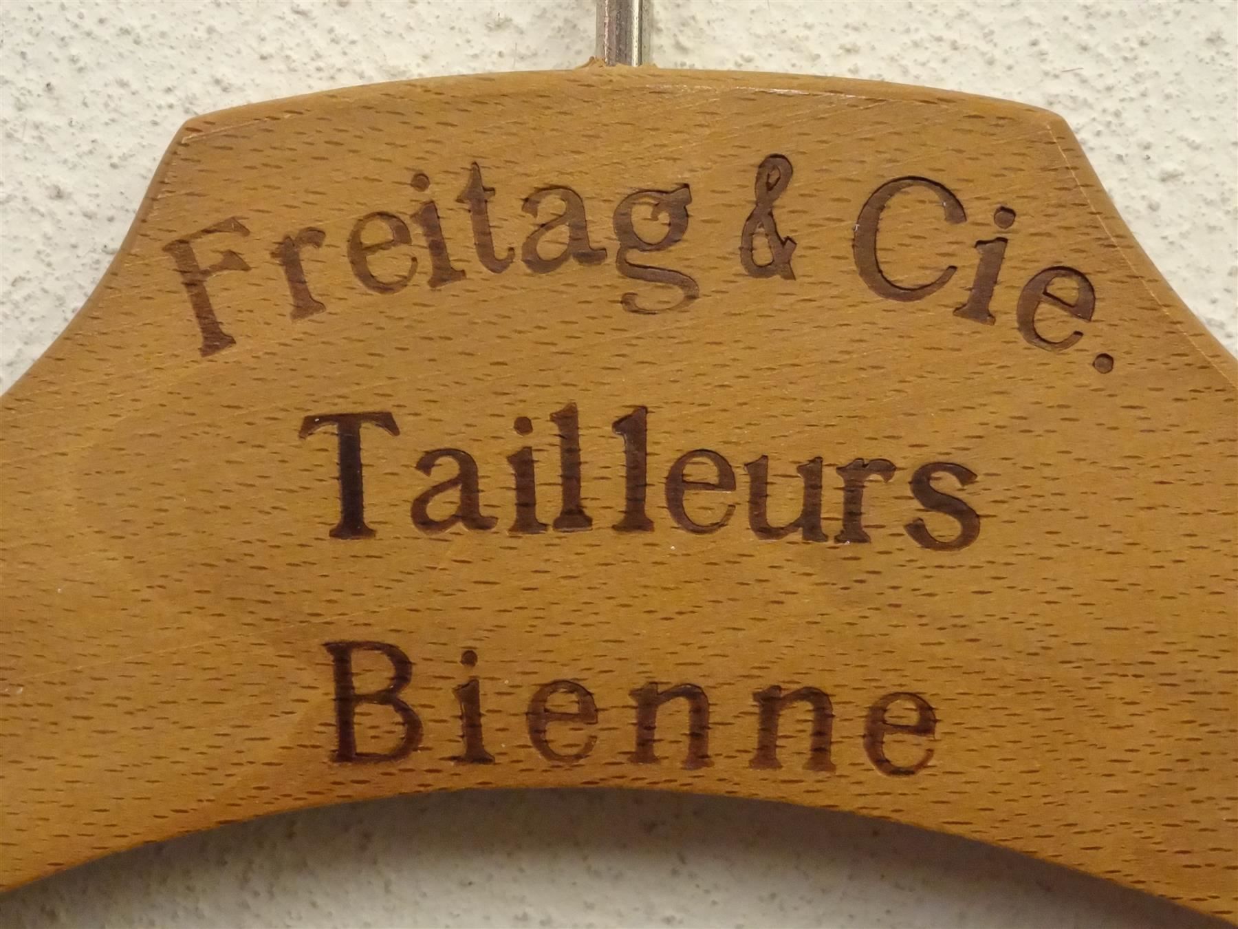Appendiabiti: Kleiderbügel FREITAG TAILLEURS BIENNE – Usato da Kerzers venduto da zimmergruen 3