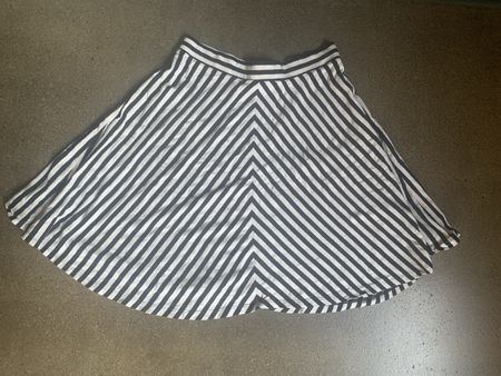 Rock UNIQLO gestreift schwarz weiss Groesse M guter Zustand