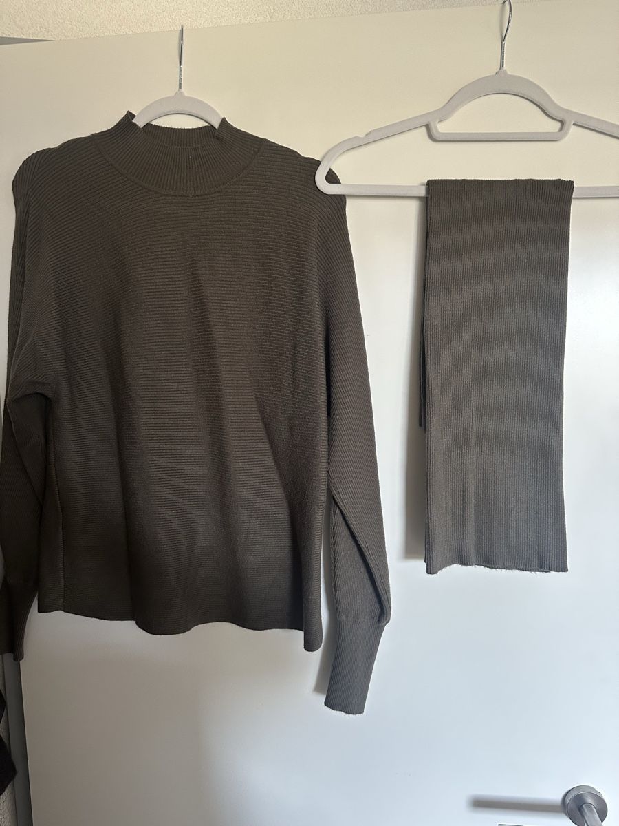 Lots de vêtements: Damen Pullover mit rock anthrazit Grösse S Zustand neu – D'occasion à Reinach BL par Alles_muss_weg00