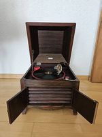 Antikes funktionierendes Koffergrammophon aus Holz