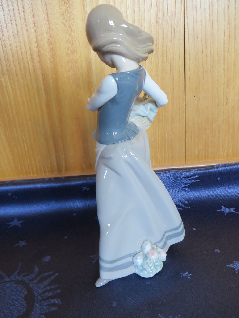Lladro Statuette: Lladro Daisa Figur,Mädchen mit 3 Welpen – Usato da Langrickenbach venduto da zwiebel03 5