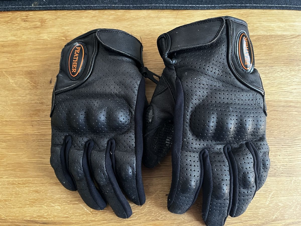 Altri accessori da uomo: Motorradhandschuhe Feather Grösse M Leder schwarz perforiert – Usato da Seengen venduto da Pani09