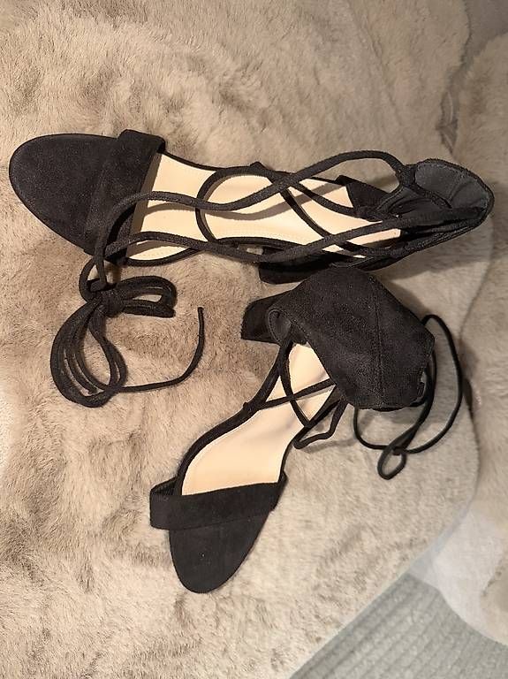 Damenschuhe: Elegante schwarze Lace-Up Heels – Gebraucht aus Rapperswil SG von s_dasilva