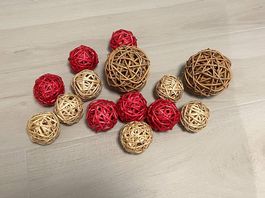 Lot de boules décoratives en rotin ? rouges et beiges