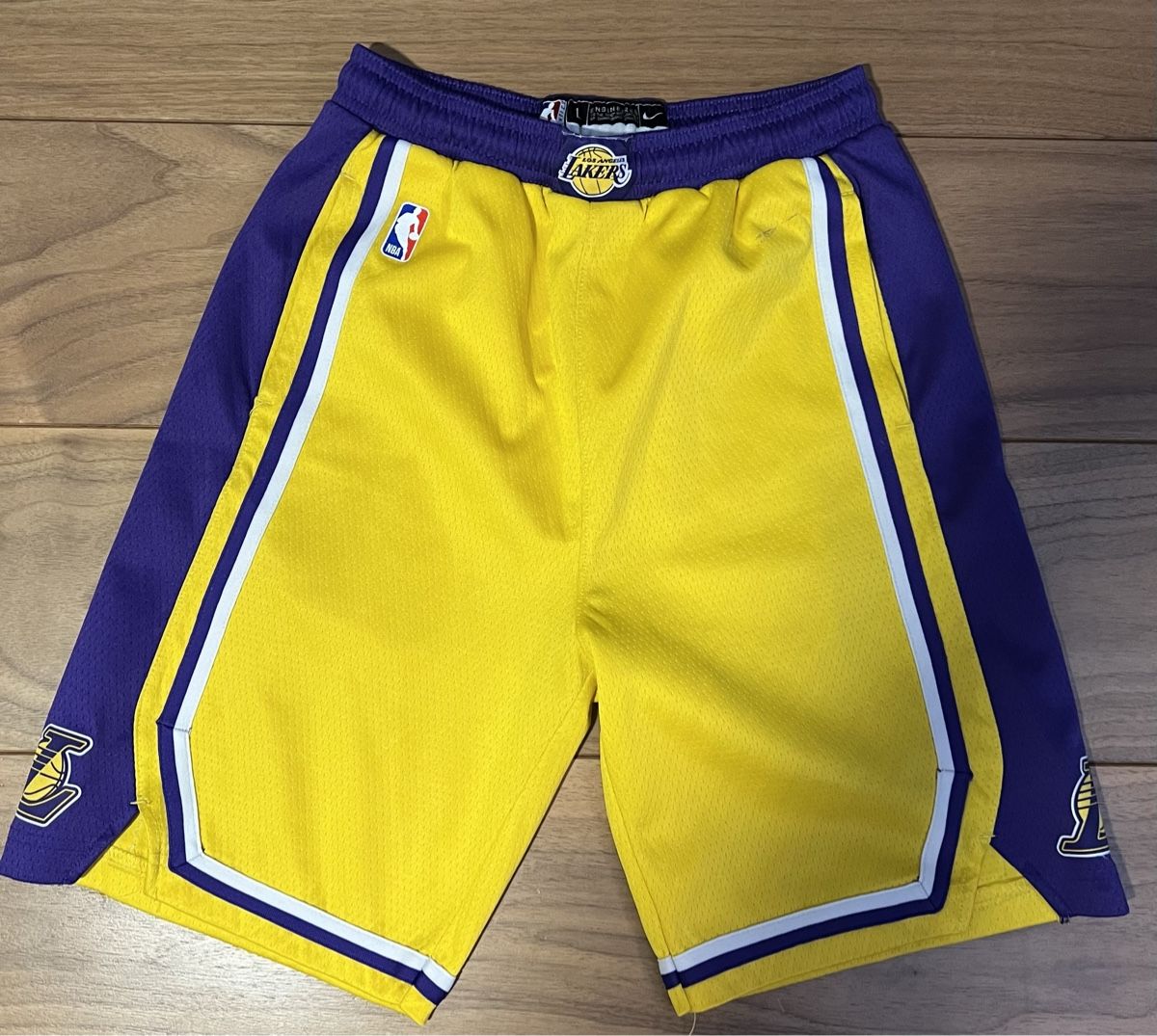 Pantaloni: LA Lakers Shorts for Youth – Usato da Kilchberg ZH venduto da adycalin