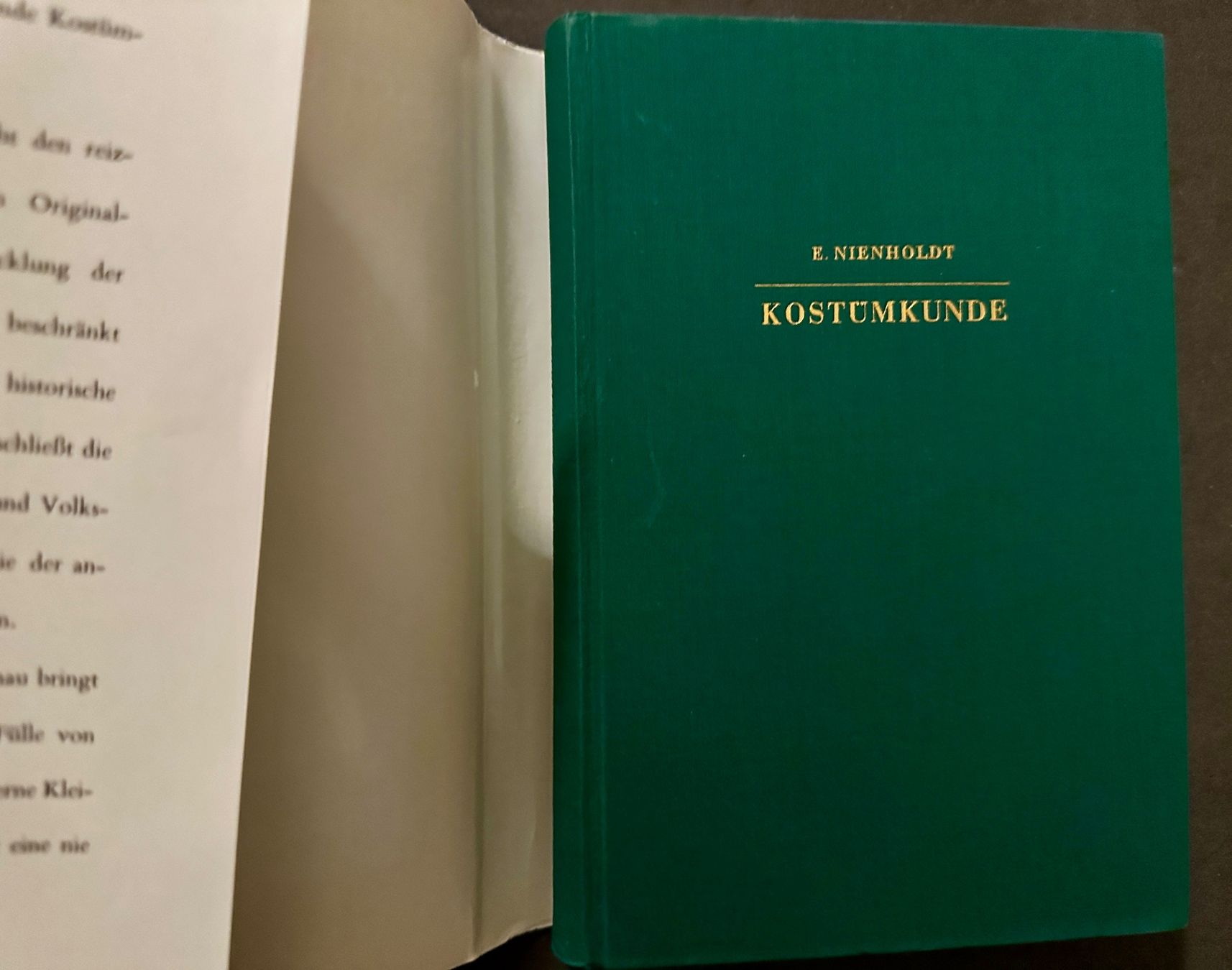 Livres: Eva Nienholdt: Kostümkunde. Ein Handbuch – D'occasion à Zürich par allp 1
