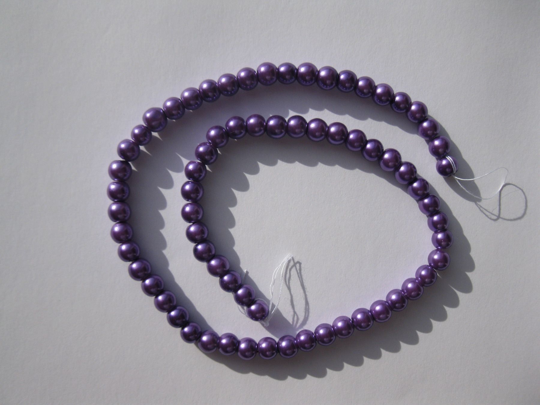 Perle (finte): 1 Strang Glasperlen Perlmutt 6mm, violett – Nuovo e nell'imballaggio originale da St. Margarethen TG venduto da LuanaKa