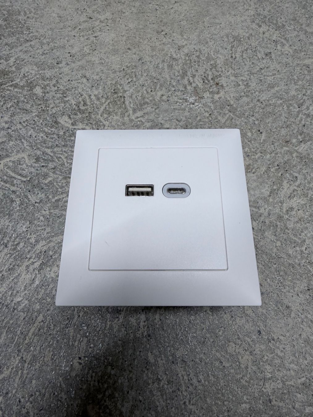 Feller Stecker: Feller USB Ledesteckdose – Gebraucht aus Safenwil von ins_6ntm