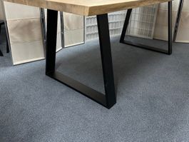 Tisch TED Wildeiche massiv 200 x 100 cm Trapezfuss Baumkante