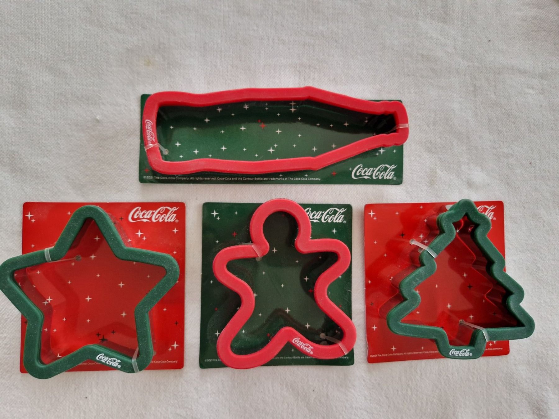 Teglie da forno: 4 Coca Cola Guetzli Ausstecher – Nuovo e nell'imballaggio originale da Rebstein venduto da Ajs_Toy_Palast_1