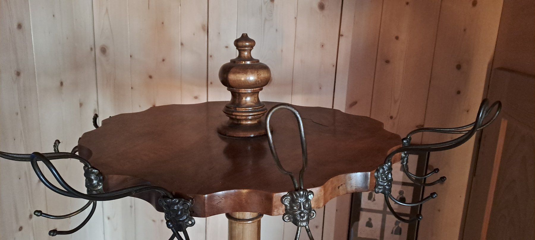 Guardaroba: Antike Garderobe / Kleiderständer, Nussbaum – Usato da Trogen venduto da Limboo 4