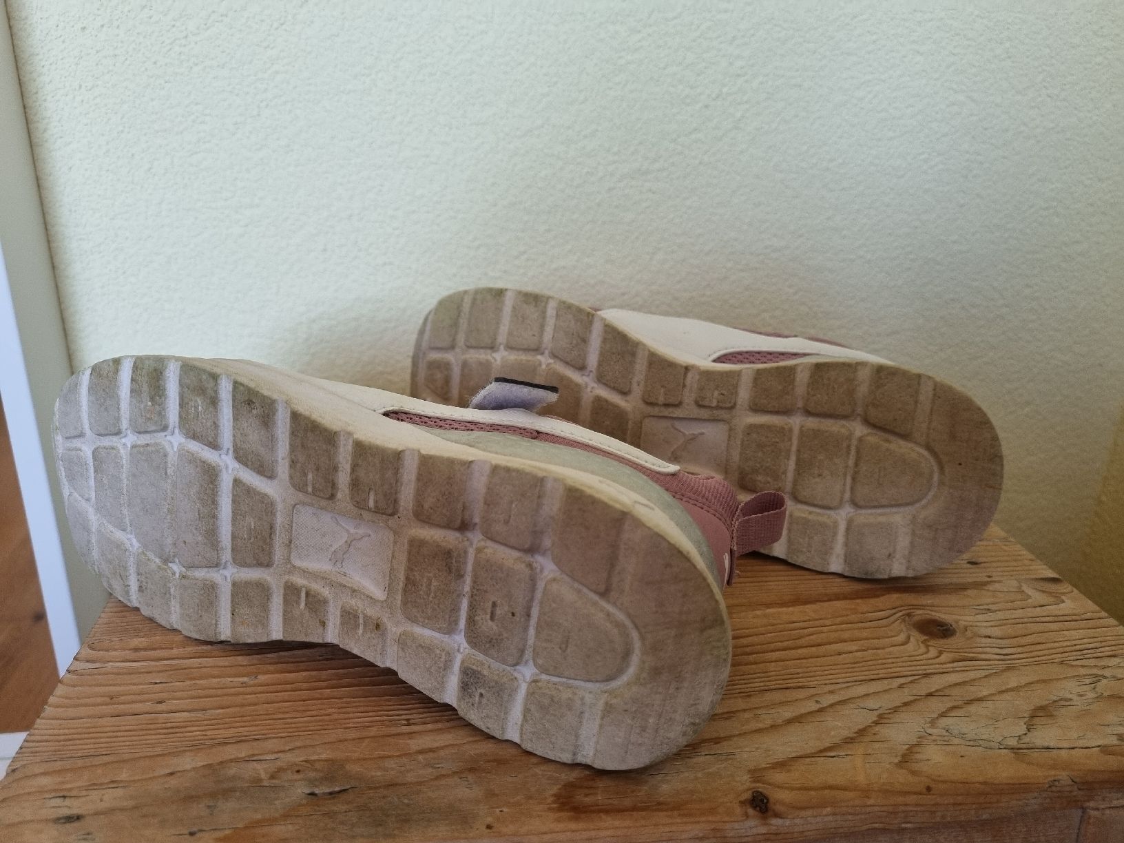 Puma Schuhe für Mädchen: Wenig getragene Puma Sneaker, Gr.33 – Gebraucht aus Jonen von Balzli01 2