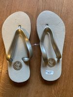 Flip flops in gold/beige. Taille 36-37 en couleur or/beige