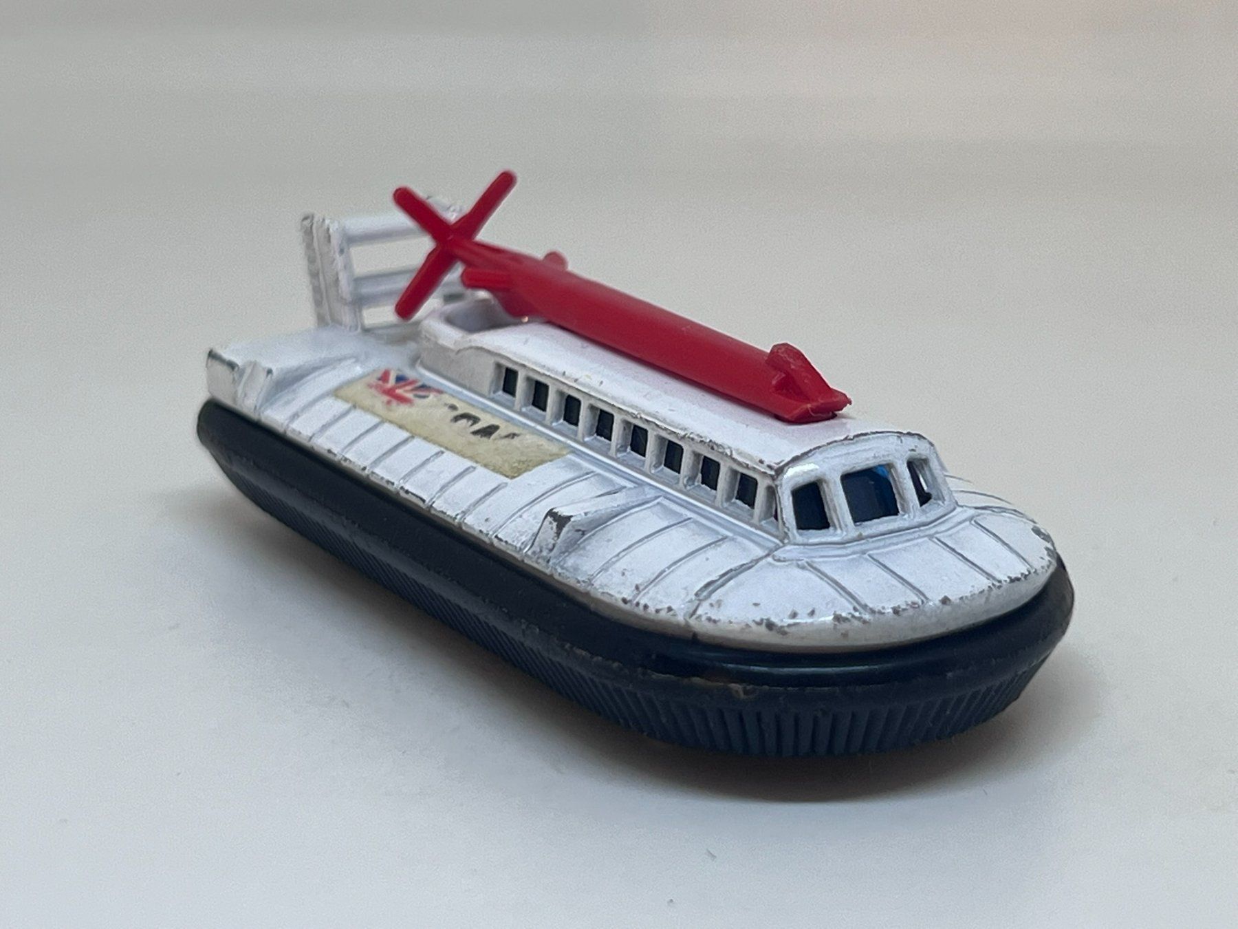 Matchbox Modellini d'auto: Matchbox SRN6 Hovercraft #584 – Usato da Wildegg venduto da LaaBoutique