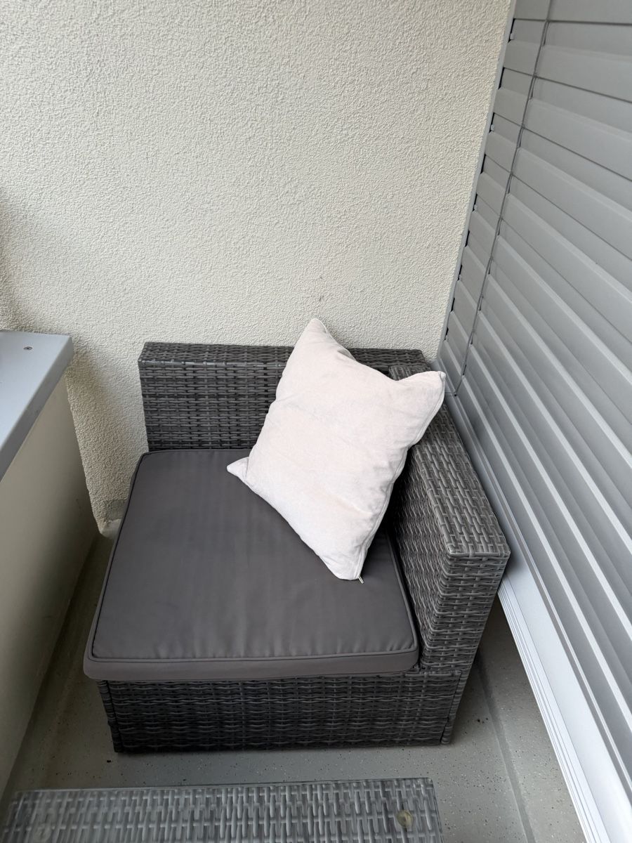 Sofas: Ecksofa aus grauem Polyrattan mit Beistelltisch – Gebraucht aus Zürich von ern_5jv6