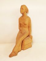 Kunstskulptur "Sitzende Frau" – Signiert M. PFISTER