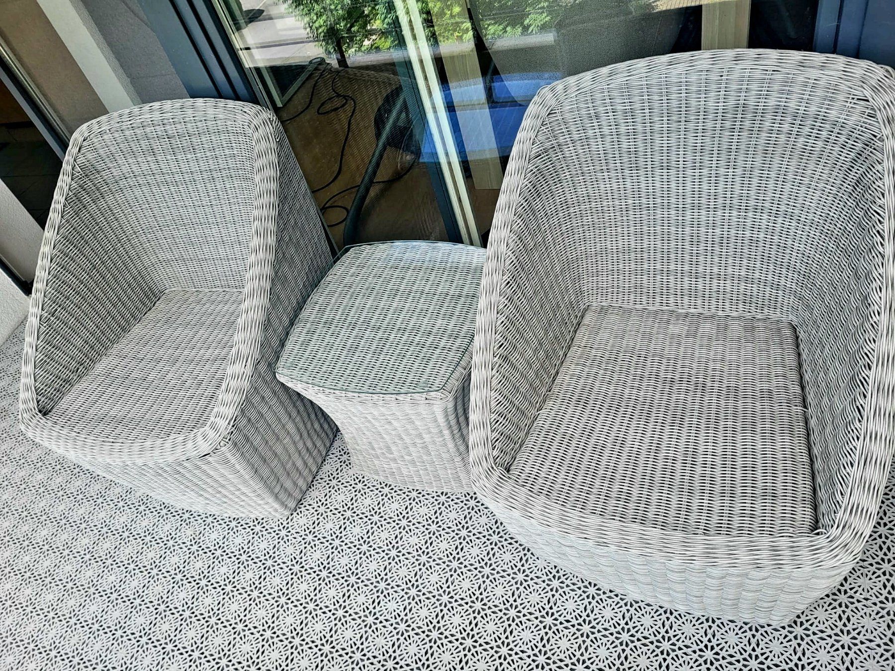 Set di tavolo e panche: Balkonmöbel-Set: 2 Sessel und 1 kleiner Tisch – Usato da Obernau venduto da Corolli 1