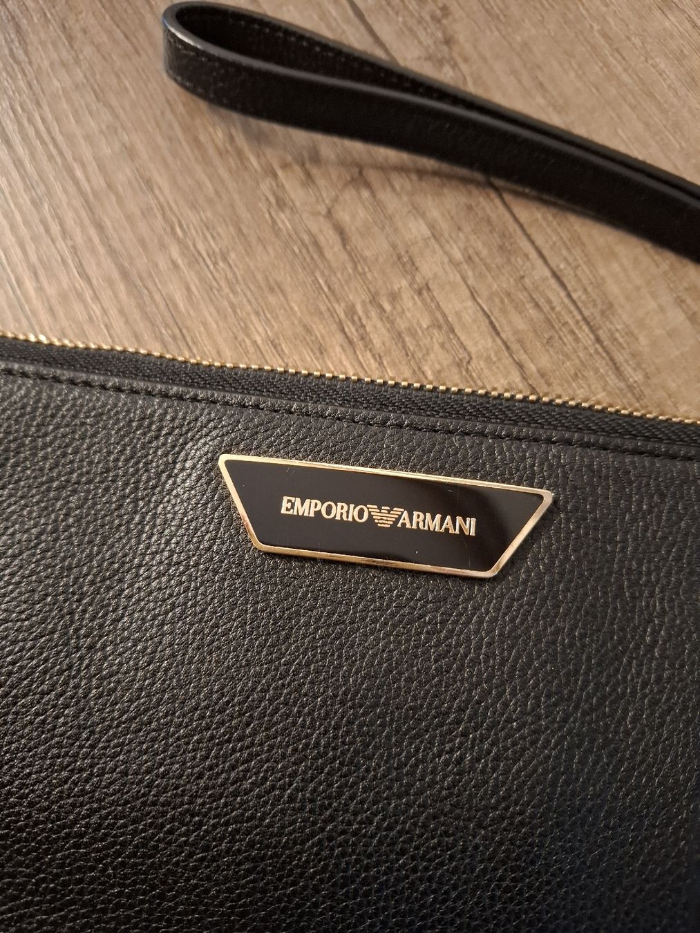 Armani Borse: Pochette nera Emporio Armani, elegante e versatile! – Usato da St. Moritz venduto da mar_vn5j 1