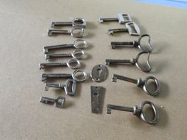ALTE SCHLÜSSEL MESSING, ALTE FORM, + DIV. USW. PAKET 13