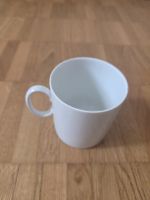 Weisse Kaffeetassen mit Untertassen