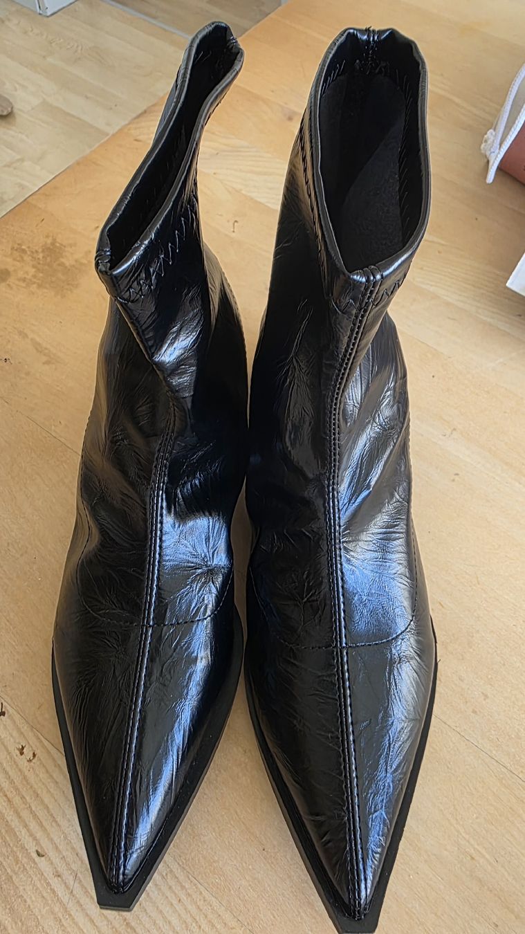 Scarpe da donna: Schwarze Stiefeletten, Gr. 40, neu – Nuovo (secondo la descrizione) da Biberist venduto da charobaum 1