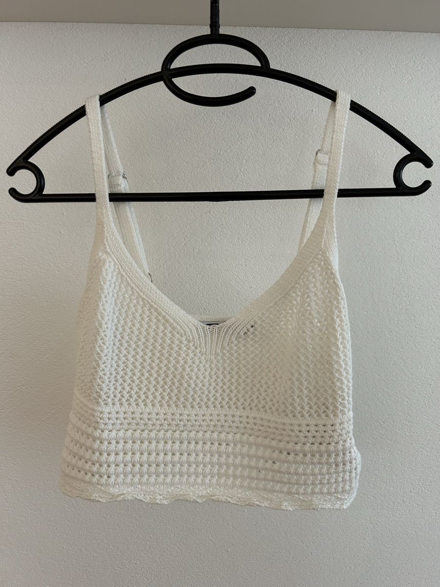 Top: Weisses Strick Crop Top – Usato da Rain venduto da lau_yss2