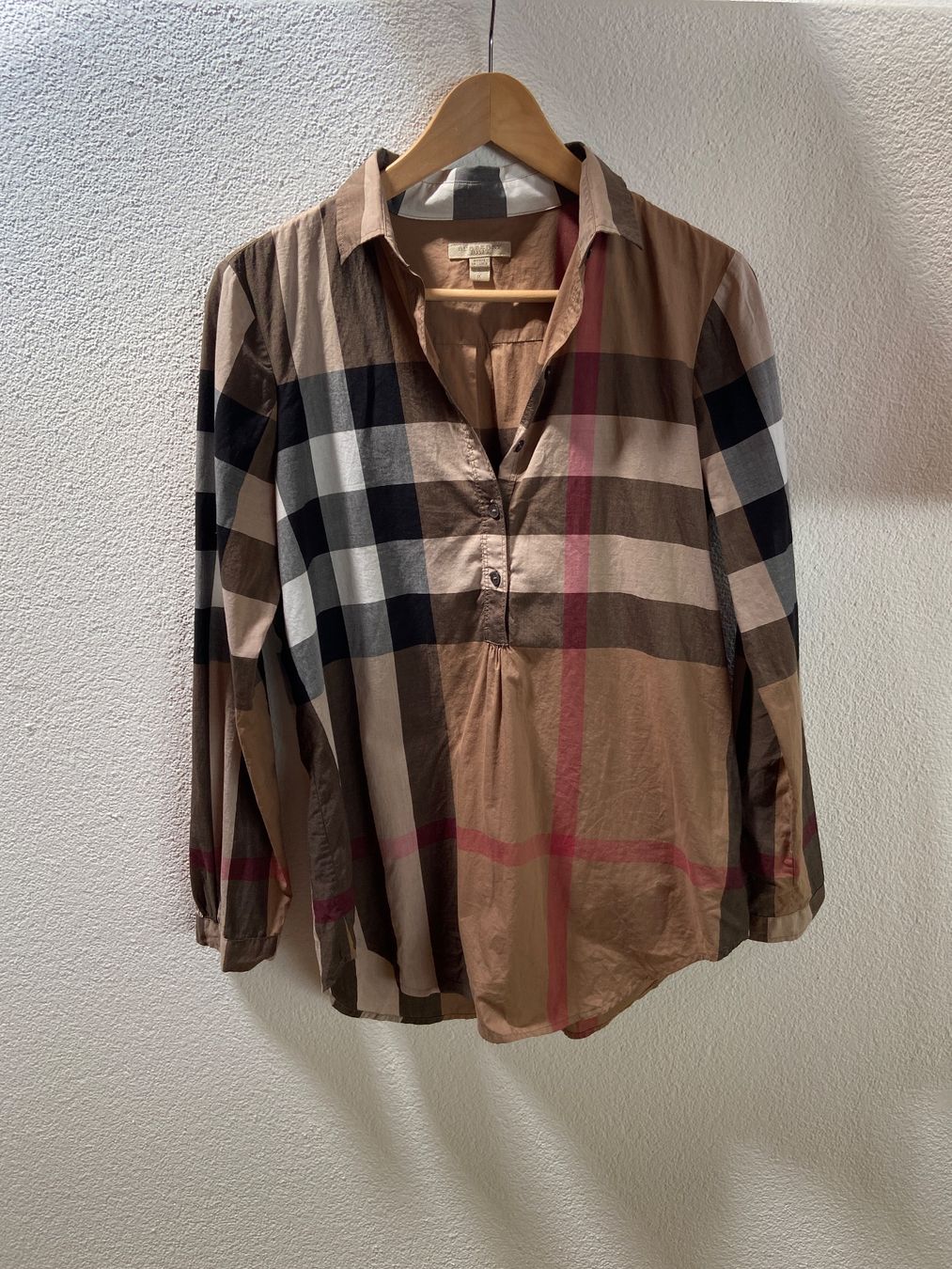 Burberry Camicette: Burberry Brit Nova Check Plaid Popover Half Button Blouse – Usato da Münchenstein venduto da B771 4