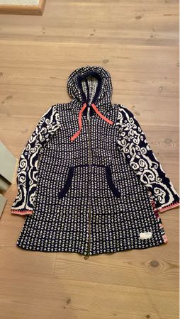 Farbige Strickjacke mit Kapuze, Grösse M, Top Zustand