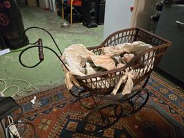 Antiker Puppenwagen mit Porzellanpuppe (D)