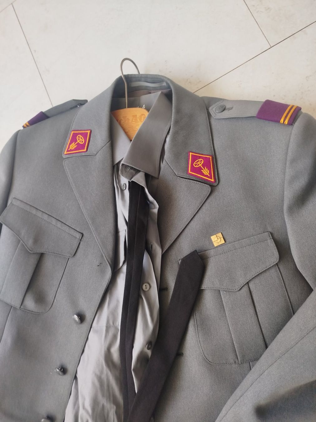 Schweizer Armee Uniformi: Schweizer Militäruniform mit Hose, Hemd, Kravatte.. – Usato da Glashütten venduto da lightmoon