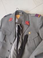 Schweizer Militäruniform mit Hose, Hemd, Kravatte..
