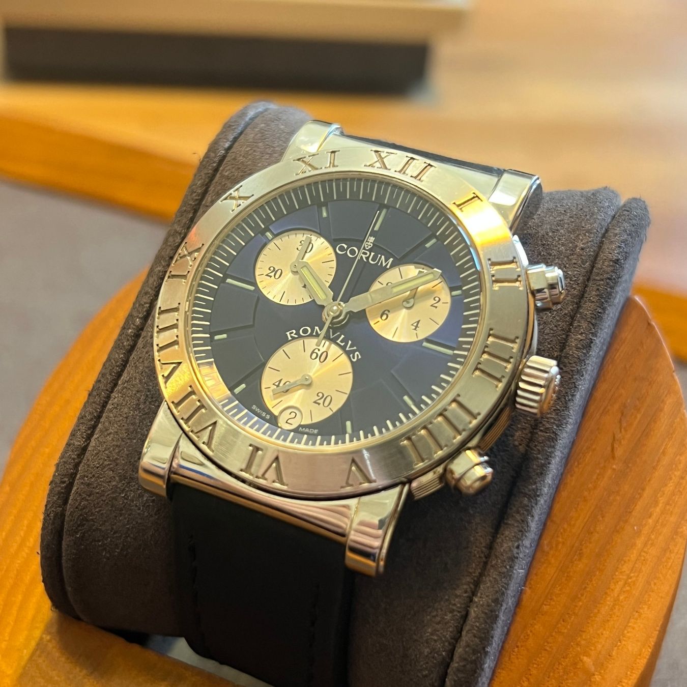 Corum Orologi: FLASH SALE Corum Romulus Chronograph Full Set 396.701.20 – Usato da Carouge GE venduto da Watchaser 2