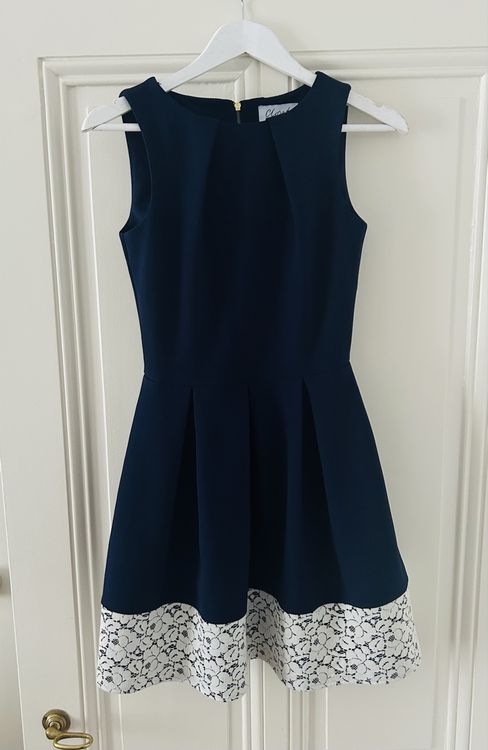 Jolie robe bleu marine avec détails en dentelle (D'occasion) à Nyon ...