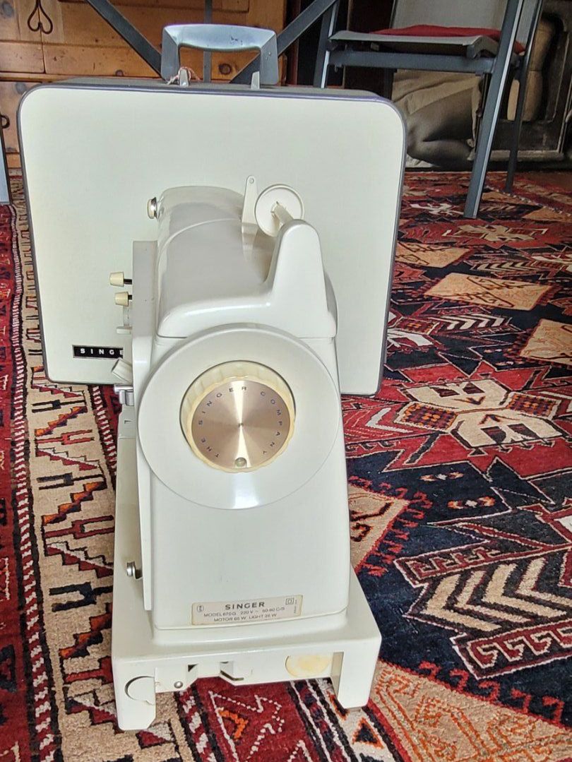 Singer Macchine da cucire: Machine à coudre Singer Golden Panoramic 670 G 30 complète – Usato da Le Landeron venduto da pat_5ygm 1